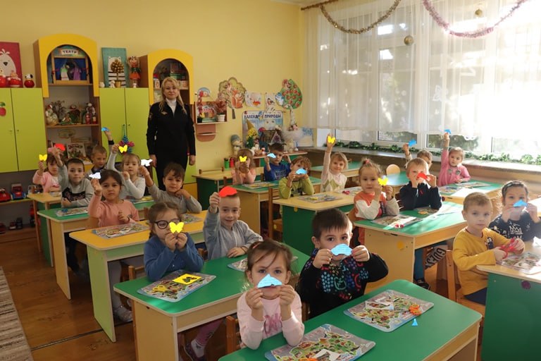 Сотрудники Госавтоинспекции Евпатории для дошколят провели акцию «Светомания»